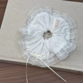 Scrunchie in pizzo bianco con fiocco di nastro ed etichetta fatta a mano su libro - Elastico Grande con Fiocco Beige / Bianco Sporco