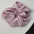 Dettaglio di un elastico in raso rosa con strass scintillanti ed etichetta del marchio - Rosa