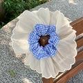 Nahaufnahme eines blau karierten Haargummis mit Organza-Rüschen am Holzstuhl - Blau Kariert
