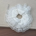 Dettaglio macro dell'elastico in pizzo bianco con ricami floreali e strati di tulle - Scrunchie / Bianco Sporco