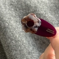 Détail de la pince à cheveux ovale violette avec fleur en écaille et texte doré - Fleur Rose-Brun Marbrée