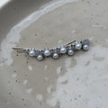 Dettaglio di un fermaglio per capelli in argento con perle finte bianche e zirconi chiari - Stile Lineare Perla Strass (A款)