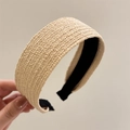 Nahaufnahme des breitkrempigen Raffia-Stirnbands mit rutschfestem schwarzen Innenfutter - Beige