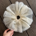 Detailansicht der übergroßen weißen Blumen-Spitzen-Scrunchie mit feinen Netzlagen - Großer Spitzen-Haargummi / Gebrochenes Weiß
