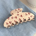 Detail von floraler Haarklammer mit roten Kirschmotiven und Strass auf Denim Hintergrund - Rote Kirsche