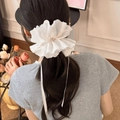 Détail d'un grand chouchou en dentelle blanche brodée avec un petit nœud élégant - Blanc Cassé