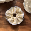 Franse stijl oversized geel gestreepte scrunchie met blauwe rand op houten tafel - Gele Strepen