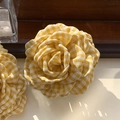 Vista detallada de pétalos de rosa de tela a cuadros amarillos y blancos en la pinza - Pinza De Flor Para El Pelo