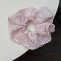 Rosa Organza Haargummi mit weißen Blumenstickereien und Schleifenmustern für Damen - Rosa (Klassisch)
