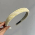 Détail du tissu à carreaux vichy jaune et blanc sur un chouchou élastique souple - Tissu / Serre-tête Étroit à Carreaux