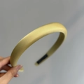 Détail d'un serre-tête rembourré jaune soyeux montrant la texture épaisse et la doublure noire - Satin / Serre-tête Étroit Jaune