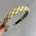 Détail macro du chouchou à carreaux jaunes avec une étiquette noire cousue Hand Made - Tissu / Serre-tête Étroit Plaid Jaune