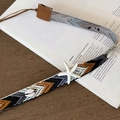 Dettaglio del cinturino intrecciato boho con stelle marine e conchiglie su libro vintage - Stile Intrecciato Conchiglia Stella Marina Chevron Nero Bianco Marrone (Modello D)