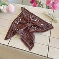 Bruine satijnen haarelastiek met paisley patroon en elegant vintage ontwerp - Bruin