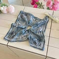 Detailweergave van een denim blauwe scrunchie met paisley print op witte tegels - Denim Blauw