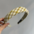 Gros plan sur un serre-tête à carreaux jaunes et blancs montrant la texture du tissu - Tissu / Serre-tête Large Plaid Jaune