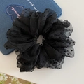 Vista dettagliata del grande elastico per capelli in tulle nero a pois in tessuto organza - Nero