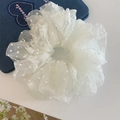 Elastico scrunchie oversize bianco in mesh a pois su sfondo denim e superficie bianca - Bianco