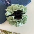 Dettaglio della pinza per capelli con rose in pizzo verde chiaro e ricami floreali - Verde