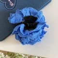 Dettaglio del fermaglio per capelli a rosa in pizzo blu con ricami floreali eleganti - Blu