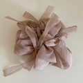 Détail du chouchou plissé en mousseline rose poudré avec de longs rubans fluides et soyeux - Rose