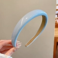 Detailaufnahme von hellblauem glänzendem gepolstertem Stirnband mit weichem Samtfutter - Kunstleder-Stil