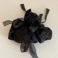 Détail d'un chouchou en organza noir avec plis superposés et longs rubans élégants - Noir