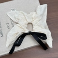 Coletero de encaje blanco estilo francés con lazo de satén negro y etiqueta artesanal - Estilo Pañuelo con Lazo