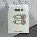 Détail de deux barrettes en tissu crème avec bouton à carreaux et nœud rose - Clips de Paire Boule Ronde Noeud