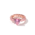 Détail de la bague en or rose avec cristaux roses en forme de cœur sertis en éternité - US 6 / Or rose avec zircon rose