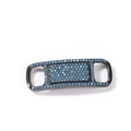 Macro-opname van zwarte metalen schoengesp met blauwe ronde zirkonia steentjes - Rechthoekige Licht Gebogen Dubbele Gat Stijl / Zwart Aquamarijn Zirconia