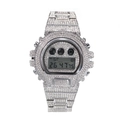 Detalle macro de reloj hip hop plateado con incrustaciones de diamantes y pantalla LCD - Plateado