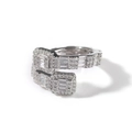 Macro d'une bague hip-hop argentée avec rangées de zircones cubiques baguette et rondes - US 5 / Argent
