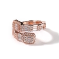 Détail de la bague ouverte en or rose avec zircon taille baguette et pavé - US 5 / Or rose