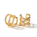 Detailansicht der goldenen Earcuffs mit parallelen Ringen und X-förmigem Kristalldesign - Ohrklemmen / Gold Kreuz Geometrische Ohrmanschette