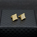 Makroaufnahme goldener quadratischer Ohrstecker mit Zirkonia auf einer Schmuckschatulle - Ohrstecker / Gold Konkav Quadrat