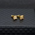 Makroaufnahme quadratischer vergoldeter Ohrstecker mit weißem Zirkonia in Mikrofassung - Ohrstecker / Gold Quadrat Zirkonia