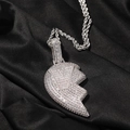 Macro-detail van zilveren hip-hop gedraaide touwketting en iced-out hart V hanger - Gebroken Hart Stijl / 3mm 24 Inch Touwketting / Zilver