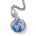 Detailopname van de blauwe emaille globe-hanger met gezette zirkoon op een zilveren koordketting - Blauwe Aarde Stijl / 3mm 24 Inch Touwketting / Blauw/Zilver