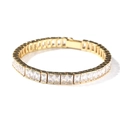 Dettaglio delle pietre di zircone rettangolari sul bracciale tennis dorato con chiusura a scatto - 7 pollici / Oro Zircone Bianco