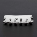Vue macro de grillz argentés 6 dents style métal liquide avec barre de silicone - Grillz en Argent Lave Volcanique