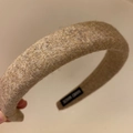 Dettaglio della fascia in maglia beige chiaro con etichetta interna fatta a mano - Cachi