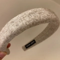 Dettaglio del cerchietto in lana grigia fatto a mano con texture e etichetta interna - Bianco Sporco