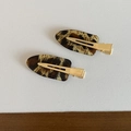 Detail van twee naadloze haarspelden met luipaardprint en gouden metalen basis - Naadloze Clip / Gele Strepen