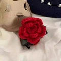 Dettaglio del fermaglio a rosa all'uncinetto rosso con trama fatta a mano e finitura lucida - Pinza per capelli