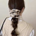 Dettaglio di scrunchie a quadretti con bordo bianco su una coda di cavallo in stile coreano - Quadretti (Cachi) / Cachi