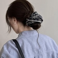 Elastico per capelli a scacchi bianchi e neri su uno chignon per capelli scuri - Quadretti (Nero) / Nero