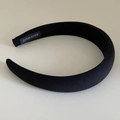 Detalle de cerca de la diadema acolchada hecha a mano en tela acanalada negra con textura - Negro