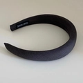 Detalle de diadema de esponja gris con tela texturizada y etiqueta hecha a mano - gris oscuro