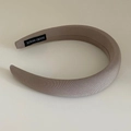 Primer plano detallado de la diadema gruesa hecha a mano en tela de sarga color tierra - Gris Beige